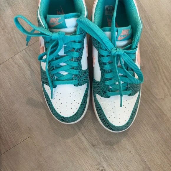 Nike Women's Sneakers in Teal and Pink - Picture 2 of 4